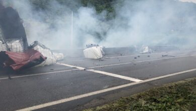 Solo e rio são contaminados por produto químico que vazou após caminhão tombar na BR-101