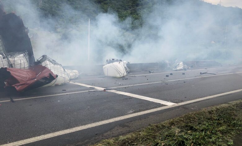 Solo e rio são contaminados por produto químico que vazou após caminhão tombar na BR-101