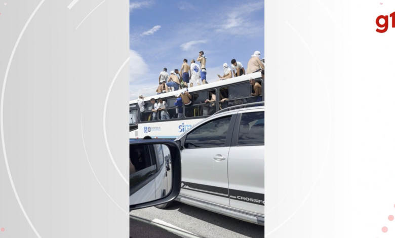 VÍDEO: Torcedores do Avaí são flagrados em cima de ônibus em movimento antes de clássico em Florianópolis