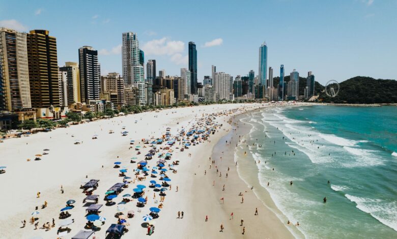 ‘Dubai Brasileira’, arranha-céus mais altos do país e praia alargada: conheça Balneário Camboriú, que inspirou o hit ‘Descer pra BC’ | Santa Catarina